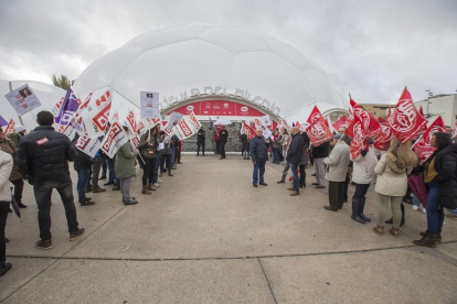 Manifestación de los sindicatos de hostelería en la Cúpula del Milenio.-ICAL