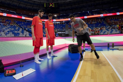 Javi Bello, trabajando con dos jugadores de la selección española absoluta.