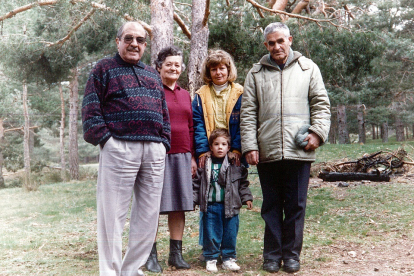 Foto de Víctor Rodríguez Martínez, a la derecha, junto a su familia. - E.M.