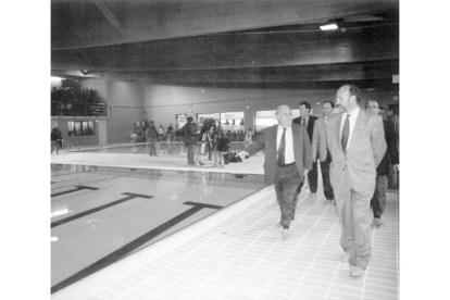 El alcalde inaugura las instalaciones de la nueva piscina cubierta, en el barrio de La Rondilla en 1999. - ARCHIVO MUNICIPAL DE VALLADOLID