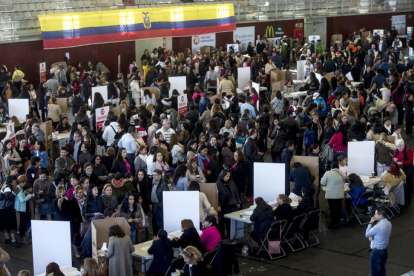 Cientos de ciudadanos ecuatorianos depositan su voto en las mesas instaladas en el complejo deportivo municipal Mar Bella de Barcelona.-QUIQUE GARCÍA / EFE