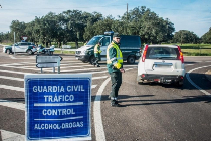 La Guardia Civil durante un control en la carreteras.-EUROPA PRESS