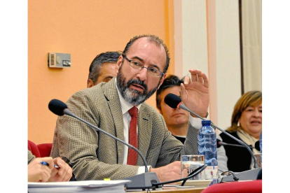 El concejal de Urbanismo, Germán Sáez Crespo, interviene en un Pleno-Santiago G. Del Campo
