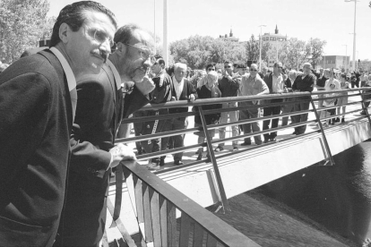 El alcalde, el concejal y decenas de vecinos, contemplan el río desde el nuevo puente entre La Rondilla y La Victoria en 1999. - ARCHIVO MUNICIPAL DE VALLADOLID