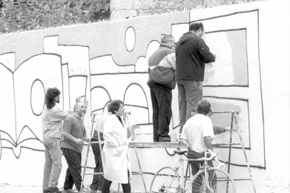 Fragmento del mural realizado en el barrio de La Rondilla durante las fiestas de su treinta aniversario en el año 2000. - ARCHIVO MUNICIPAL DE VALLADOLID