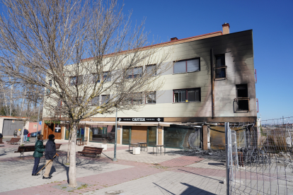 Incendio en el mobiliario de la Taberna Castiza ubicada en el Barrio Belén de Valladolid. -ICAL