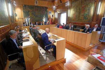 Uno de los últimos plenos en el Palacio de los Guzmanes, sede de la Diputación de León.-ICAL