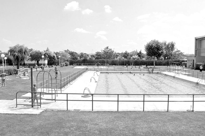 Un gran espacio de césped rodea la piscina grande y la de aprendizaje de La Rondilla en 2006. - ARCHIVO MUNICIPAL DE VALLADOLID