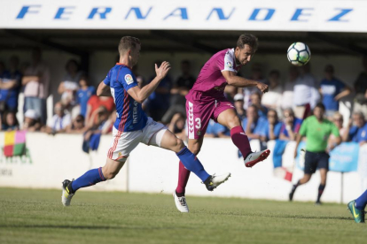 Ángel chuta ante la presencia de un jugador del Oviedo en el partido disputado ayer en Luarca.-DAVID S. BUSTAMANTE
