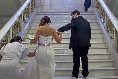 Una novia sube las escaleras del ayuntamiento de Valladolid.-T. SANCHO (PHOTOGENIC)