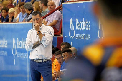 El técnico Óscar Ollero con gesto muy serio durante el partido contra Puente Genil.-MIGUEL ÁNGEL SANTOS