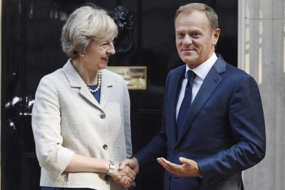 May recibe a Tusk (derecha) en el número 10 de Downing Street, en Londres, este jueves.-EFE / ANDY RAIN