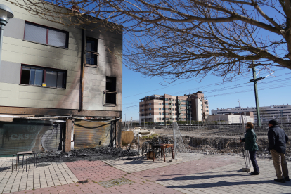 Incendio en el mobiliario de la Taberna Castiza ubicada en el Barrio Belén de Valladolid. -ICAL