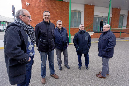 López Inclán (izq) junto a otros representantes de FSC-CCOO.-Pablo Requejo