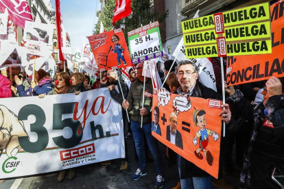 Un momento de la manifesación de los funcionarios ante la delegación territorial de Valladolid.-J. M. LOSTAU