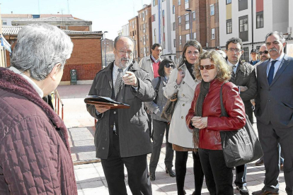 El entonces alcalde de Valladolid Francisco Javier León de la Riva visita varias calles de La Rondilla en 2011. - ARCHIVO MUNICIPAL DE VALLADOLID
