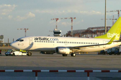 Un avión de la aerolinea Air Baltic, en el aeropuerto de El Prat, en el 2007.-Foto: ELISENDA PONS