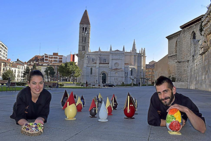 Rubén y Judit, con su colección de monas de chocolate inspiradas en la Semana Santa de Valladolid, y la iglesia de La Antigua al fondo.-ARGI