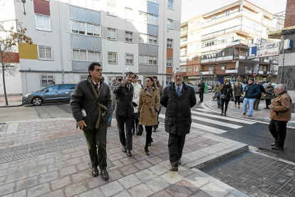 El alcalde de Valladolid, Francisco Javier León de la Riva, visita las calles reformadas de La Rondilla en 2015. M.A. SANTOS