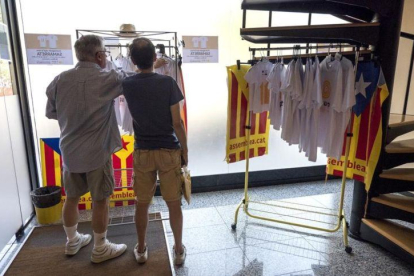 Un comprador compra una camiseta en la sede de la ANC, en septiembre del 2016.-RICARD FADRIQUE