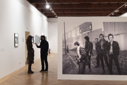 Redondo y Martín Pareja conversan junto a una gran imagen de los Clash en Belfast, de Adrian Boot.  JOSÉ C. CASTILLO