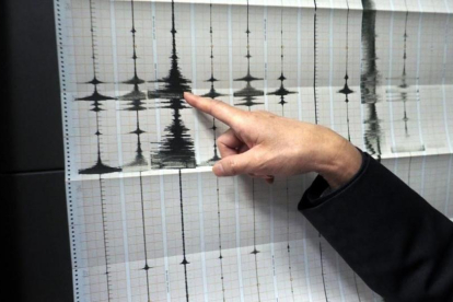Un técnico del Centro de Observación Sismológica de Taiwán muestra el registro de un sismógrafo.-DAVID CHANG