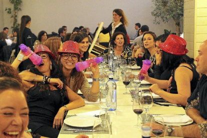 Comensales en una cena de Navidad celebrada en años pasados en Valladolid-M. Álvarez