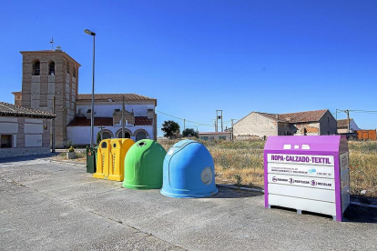 Varios contenedores para facilitar  la recogida selectiva de residuos en la localidad vallisoletana de Aguasal.-J. M. LOSTAU