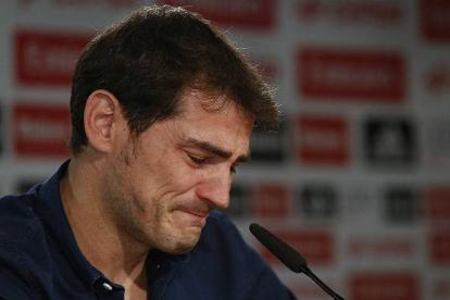 Iker Casillas se emociona en la rueda de prensa en la que dice adiós a la que ha sido su casa durante 25 años.-DAVID CASTRO