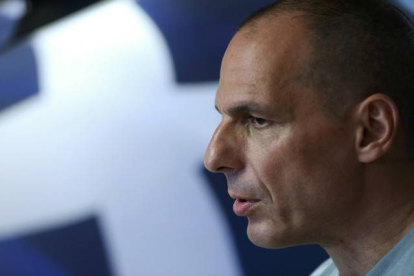 Yanis Varoufakis, exministro de Finanzas de Grecia, comparece ante los medios.-Foto: REUTERS / ALKIS KONSTANTINIDIS