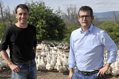 Óscar Caso y Antonio Castilla, en la granja de patos de Canard.-VALENTÍN GUISANDE