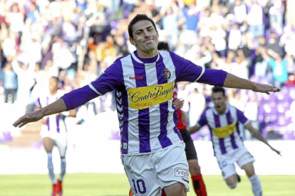 Óscar celebra haciendo el avión uno de sus goles esta temporada en el José Zorrilla-J.M. LOSTAU