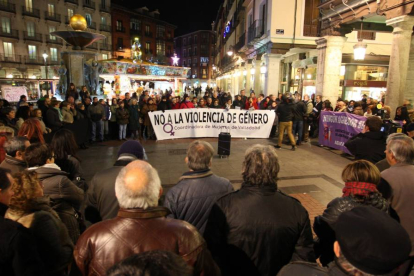 Más de un centenar de personas se concentran en Valladolid para condenar el último asesinato de violencia machista en la capital-Ical