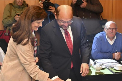 Martin Schulz vota junto con su esposa.-AP / GEERT VANDEN WIJNGAERT