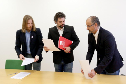 Los portavoces de Podemos, Pablo Fernández (I), de Grupo Mixto, José Sarrión (C), y de Ciudadanos, Luis Fuentes (D), registran iniciativas parlamentarias para la creación de una Comisión de Investigación sobre el "saqueo" las Cajas de ahorro de la Comunid-ICAL