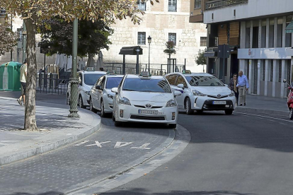 Parada de taxis de la Plaza del Poniente, una de las diez que enlazarán desde el 1 de enero con el servicio del área metropolitana.-PABLO REQUEJO