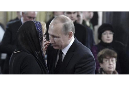 Putin consuela a la viuda del embajador ruso asesinado en Ankara, Andréi Kárlov.-ALEXEI NIKOLSKI / SPÚTNIK