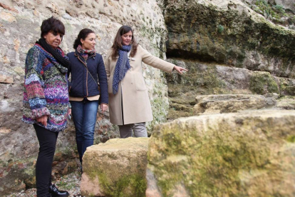 Presentación de la excavación arqueológica en la muralla de Segovia. En la imagen, la arqueóloga, Clara Martín (D); la jefa del Servicio Territorial de Cultura y Turismo, Ruth Llorente (C) y la concejala de Patrimonio Histórico y Turismo, Claudia de Santo-Ical