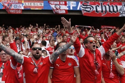 Un grupo de aficionados austriacos en el partido ante Portugal.-EFE / ETIENNE LAURENT