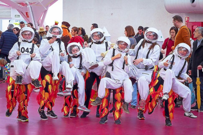 Varios niños disfrazados de astronautas en la Cúpula del Milenio.-MIGUEL ÁNGEL SANTOS (PHOTOGENIC)