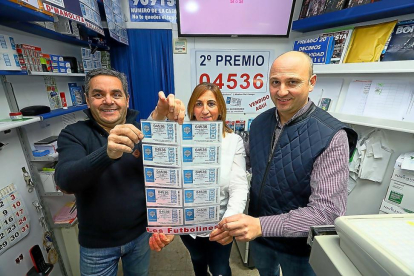 Propietarios del kiosko Los Futbolines, de Medina, que repartieron 6,5 millones en 2016.-PABLO REQUEJO
