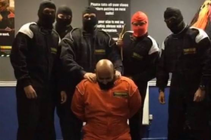 Imagen de la grabación de los trabajadores del HSBC simulando una ejecución del Estado Islámico.-