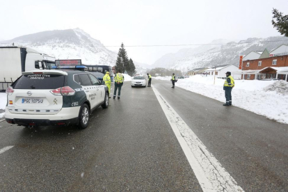 La Guardia Civil informa a los conductores de la obligatoriedad de circular con cadenas o neumáticos de invierno en la N-630 a la altura de Villamanín (León)-ICAL