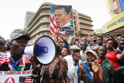 Simpatizantes de Obama vitorean al presidente de EEUU mientras esperan verle pasar, en Nairobi, ayer.-Foto: EFE / DANIEL IRUNGU