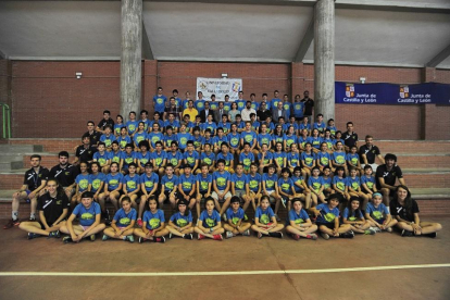 Tradicional foto de familia y participantes y monitores del XXVII Campus de Baloncesto ‘Universidad de Valladolid’ ayer en Fuente de la Mora.-M.G.E.