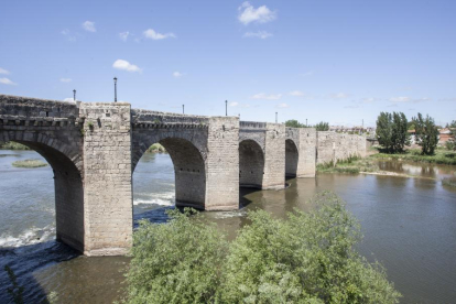 Puente medieval de Cabezón de Pisuerga, que une los dos barrios de la localidad.-PABLO REQUEJO (PHOTOGENIC)