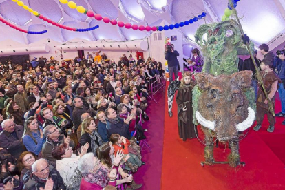 Cientos de personas observan al carpintero metálico Alejandro Arribas, de Berrueces, el ‘Guardián de la ciénaga’ a lomos de su peculiar montura-PABLO REQUEJO