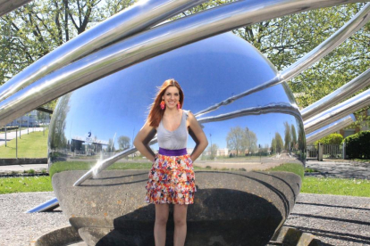 La Ingeniera Aeronáutica Laura Urbina, delante de CNES, junto a una estatua que representa un objeto en órbita alrededor de un cuerpo celeste.-EL MUNDO