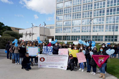 La Asociación de Escuelas Infantiles Privadas de Castilla y León (Epiprycy) se concentra para protestar por la creación de aulas gratuitas de dos años en los colegios.- ICAL
