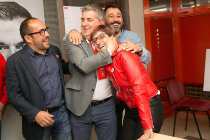 El candidato socialista al Congreso por Soria, Javier Antón, celebra junto a sus compañeros de partido los resultados en la elecciones generales-ICAL